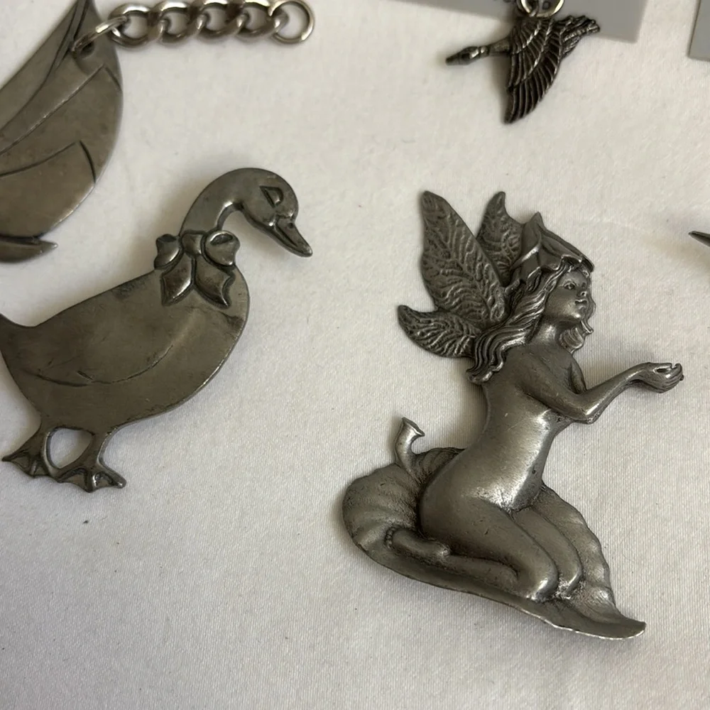 Vintage 1980s lot of signed pewter figures and pins - Picture 2 of 10